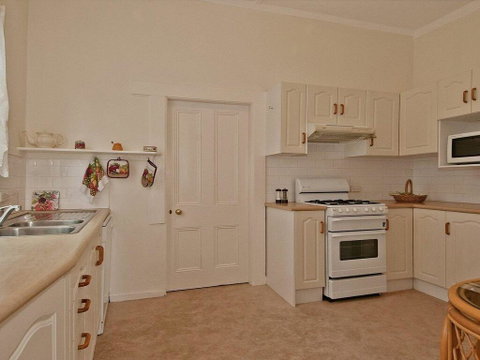 Hollyoak Cottage - Delightful, Ducks And Doileys! - Hotel Gold Coast 1