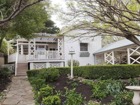 Hollyoak Cottage - Delightful, Ducks And Doileys! - Hotel Gold Coast 0