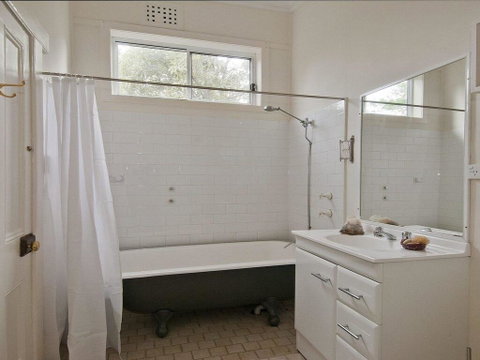 Hollyoak Cottage - Delightful, Ducks And Doileys! - Hotel Gold Coast 2