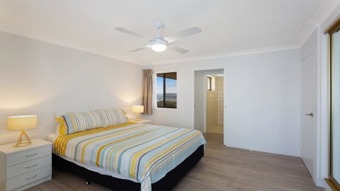 Island View 4 -Opposite Wallis Lake! - Hotel Gold Coast 3