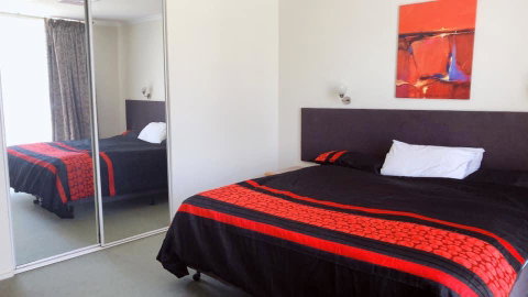 John And Agnes - Hotel Gold Coast 1