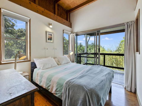 Jonnies - 134 Tramican Street - Hotel Gold Coast 2