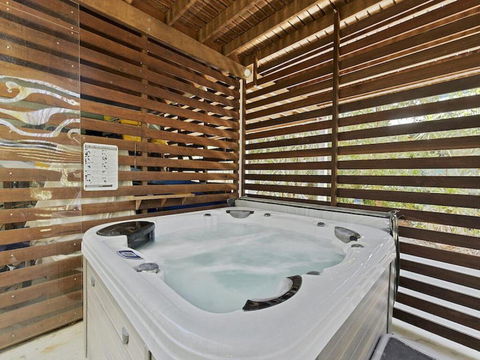 Jonnies - 134 Tramican Street - Hotel Gold Coast 3