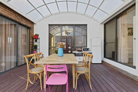 KOZYGURU Belrose Modern Designer 2 Bed + FREE Parking - Hotel Gold Coast 0