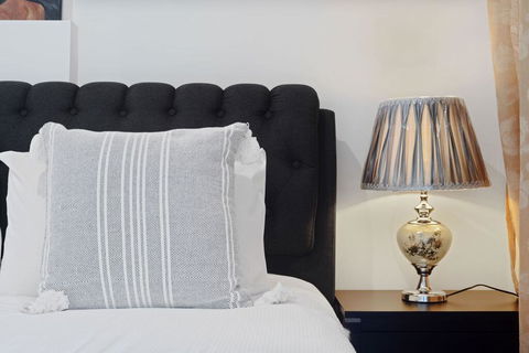KOZYGURU Belrose Modern Designer 2 Bed + FREE Parking - Hotel Gold Coast 1