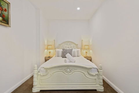 KOZYGURU Belrose Modern Designer 2 Bed + FREE Parking - Hotel Gold Coast 2