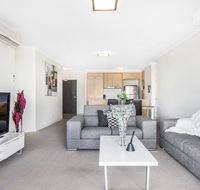 Lakeside Family Oasis with Pool Gym and Balcony - Hotel Gold Coast