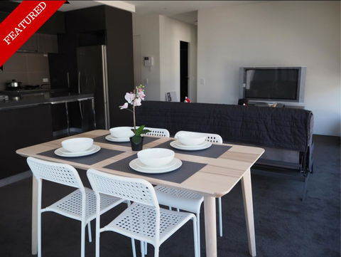 Large 2BR+Comfy+Parking Included - Hotel Gold Coast 0