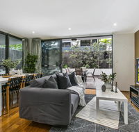 Large unit amid inner-city greenery close to CBD - Hotel Gold Coast