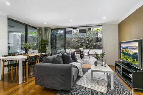 Large Unit Amid Inner-city Greenery Close To CBD - Hotel Gold Coast 0