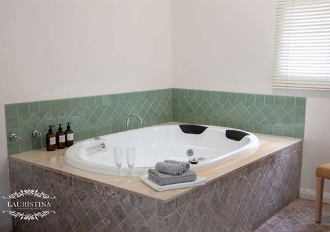 Lauristina Spa Cottage - Hotel Gold Coast 2