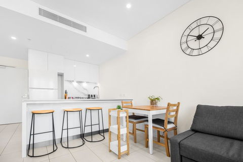 Luxe Apartment With Balcony And Pool Near Galleries - Hotel Gold Coast 1