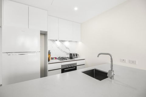 Luxe Apartment With Balcony And Pool Near Galleries - Hotel Gold Coast 2