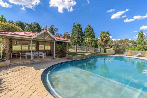 Luxurious Home On 5 Acres, Close To CBD - Sleeps 18 - Hotel Gold Coast 1