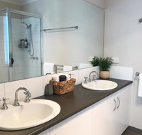 Luxury 4BR Home with KING Bed Lakes Entrance - Hotel Gold Coast