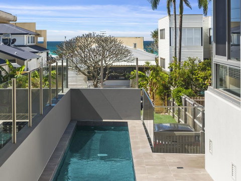 Luxury On Currumbin Beach - Hotel Gold Coast 3