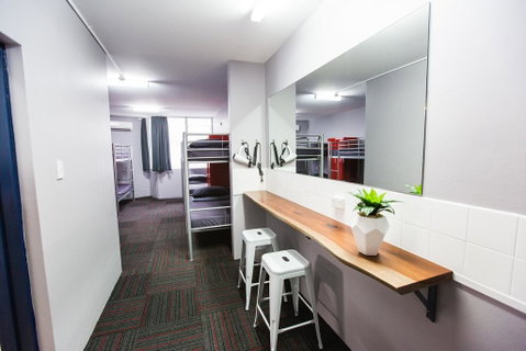 Mad Monkey Backpackers Waterfront - Hotel Gold Coast 2