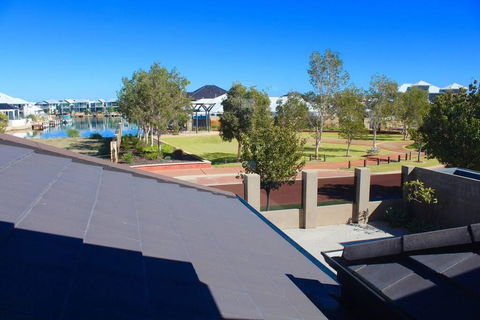 Mandurah Dolphin Escape - Hotel Gold Coast 1