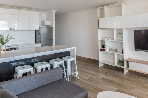 Manly Beachfront Apartment - Hotel Gold Coast 2