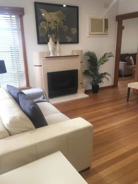 Melbourne Delightful & Comfortable Home. Sleeps 10. Walk To Train. 17 Km From CBD. - Hotel Gold Coast 2