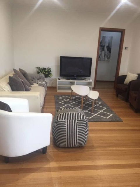 Melbourne Delightful & Comfortable Home. Sleeps 10. Walk To Train. 17 Km From CBD. - Hotel Gold Coast 1