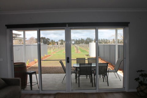 Milawa Vineyard Views - Guesthouse 2 - Hotel Gold Coast 2