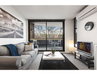 Modern 2 bed apartment in trendy Collingwood