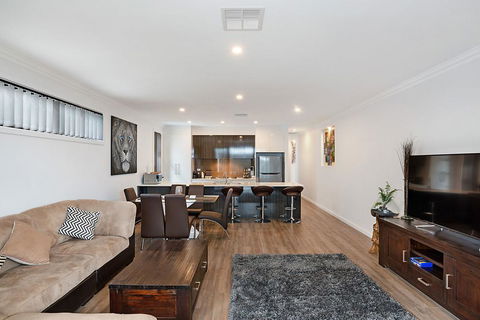 Modern Luxury At Christies Beach - Hotel Gold Coast 3