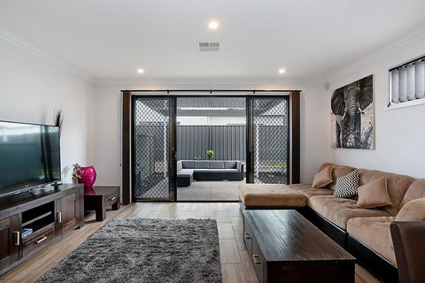 Modern Luxury At Christies Beach - Hotel Gold Coast 2