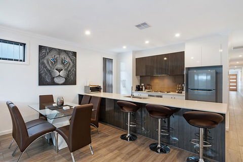Modern Luxury At Christies Beach - Hotel Gold Coast 1