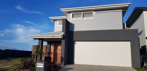 Modern Two-story Hampton Style House - Hotel Gold Coast 0
