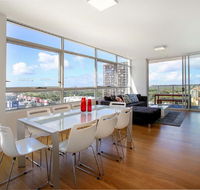 Moore to See - Modern and Spacious 3BR Zetland Apartment with Views over Moore Park - Hotel Gold Coast