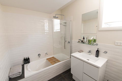 Mortimers Wines - The Vines Studio - Hotel Gold Coast 3