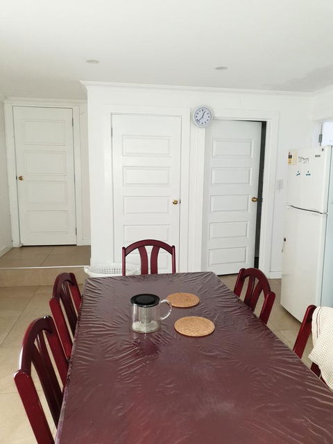 DIANELLA Budget Rooms Happy Place To Stay - Hotel Gold Coast 10
