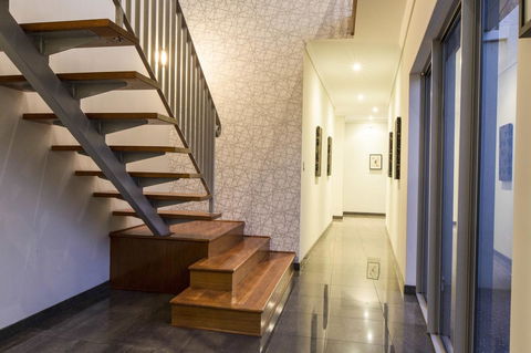 Ambar Villa Between City And Freo - Hotel Gold Coast 16