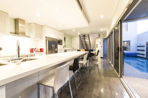 Ambar Villa Between City And Freo - Hotel Gold Coast 13