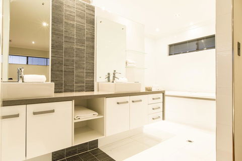 Ambar Villa Between City And Freo - Hotel Gold Coast 25