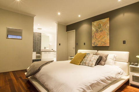 Ambar Villa Between City And Freo - Hotel Gold Coast 24