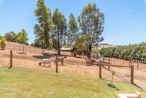 'Bindoon Valley Escape' Cottage - Hotel Gold Coast 10