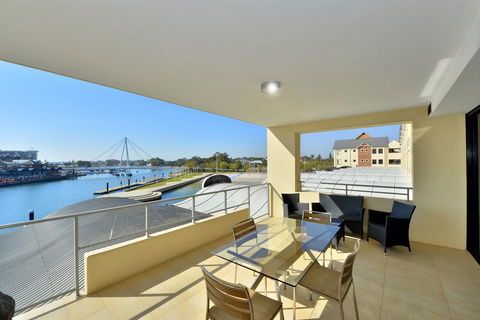 Dolphin Quay Apartments - Hotel Gold Coast 9