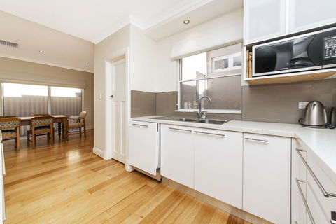 Inner Western Suburbs Retreat - Hotel Gold Coast 5