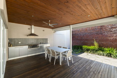 Inner Western Suburbs Retreat - Hotel Gold Coast 13