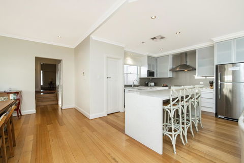 Inner Western Suburbs Retreat - Hotel Gold Coast 10