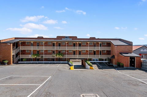 Coach House Launceston - Hotel Gold Coast 1
