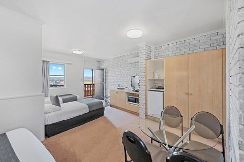 Coach House Launceston - Hotel Gold Coast 9