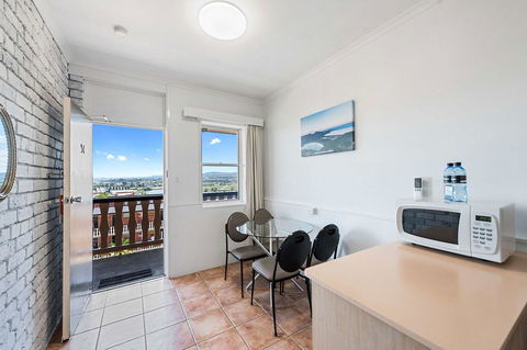 Coach House Launceston - Hotel Gold Coast 11
