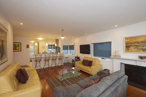 Bridport Holiday Rental - Hotel Gold Coast 2