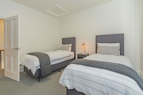 4 Bedroom House - Hobart CBD - Free Parking - Free WIFI - Hotel Gold Coast 13