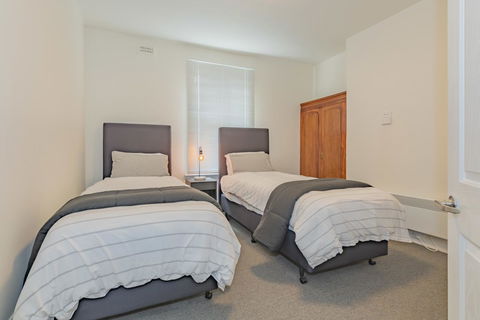 4 Bedroom House - Hobart CBD - Free Parking - Free WIFI - Hotel Gold Coast 3