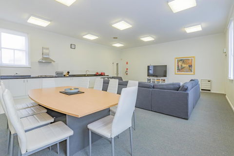 4 Bedroom House - Hobart CBD - Free Parking - Free WIFI - Hotel Gold Coast 0